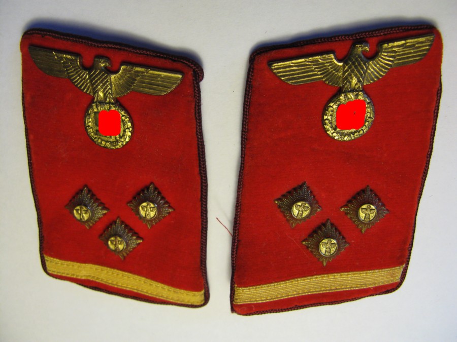 Paire de pattes de col à liseré rouge de leader politique